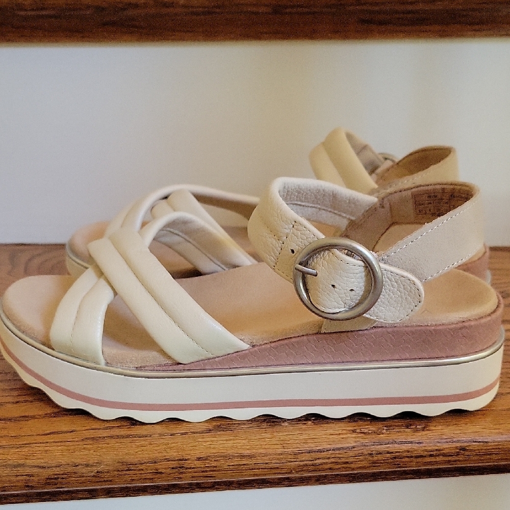 Vionic Cream and Tan Strappy Sandals